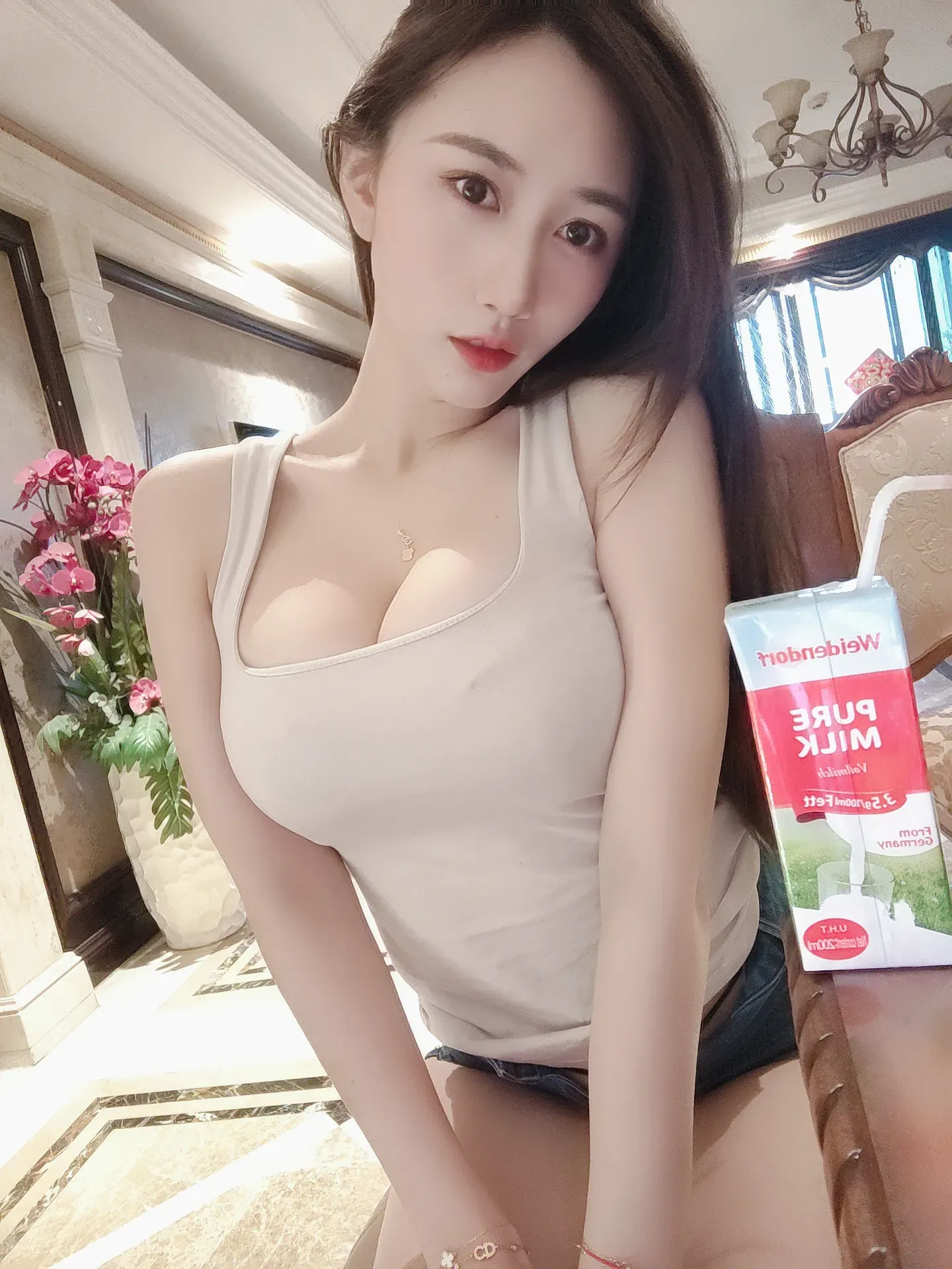 小玉吃果冻 – 白背心紧身牛仔短裤 [35P]-秀图阁