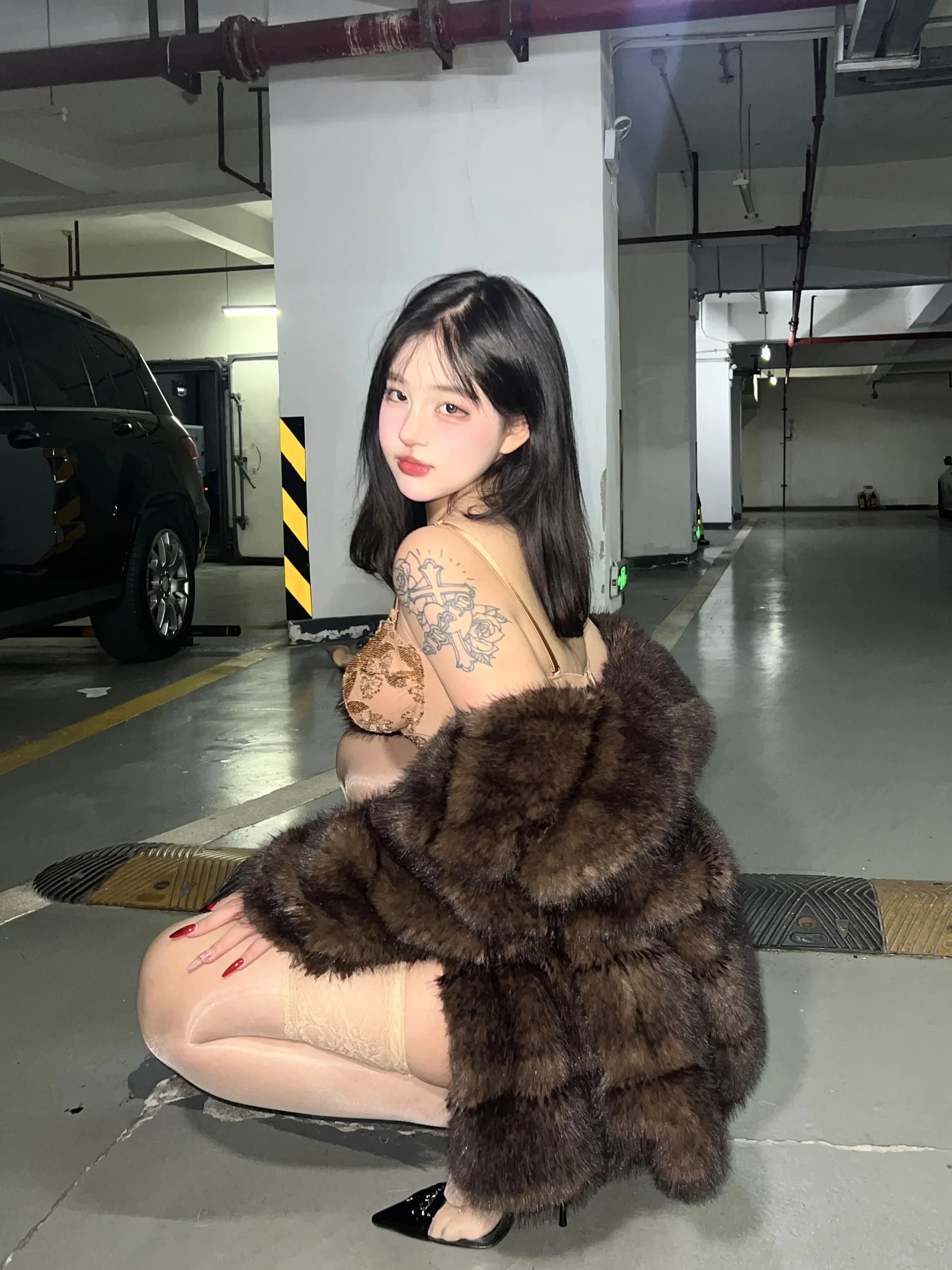 小u优优子 – 貂皮大衣 [50P]-秀图阁