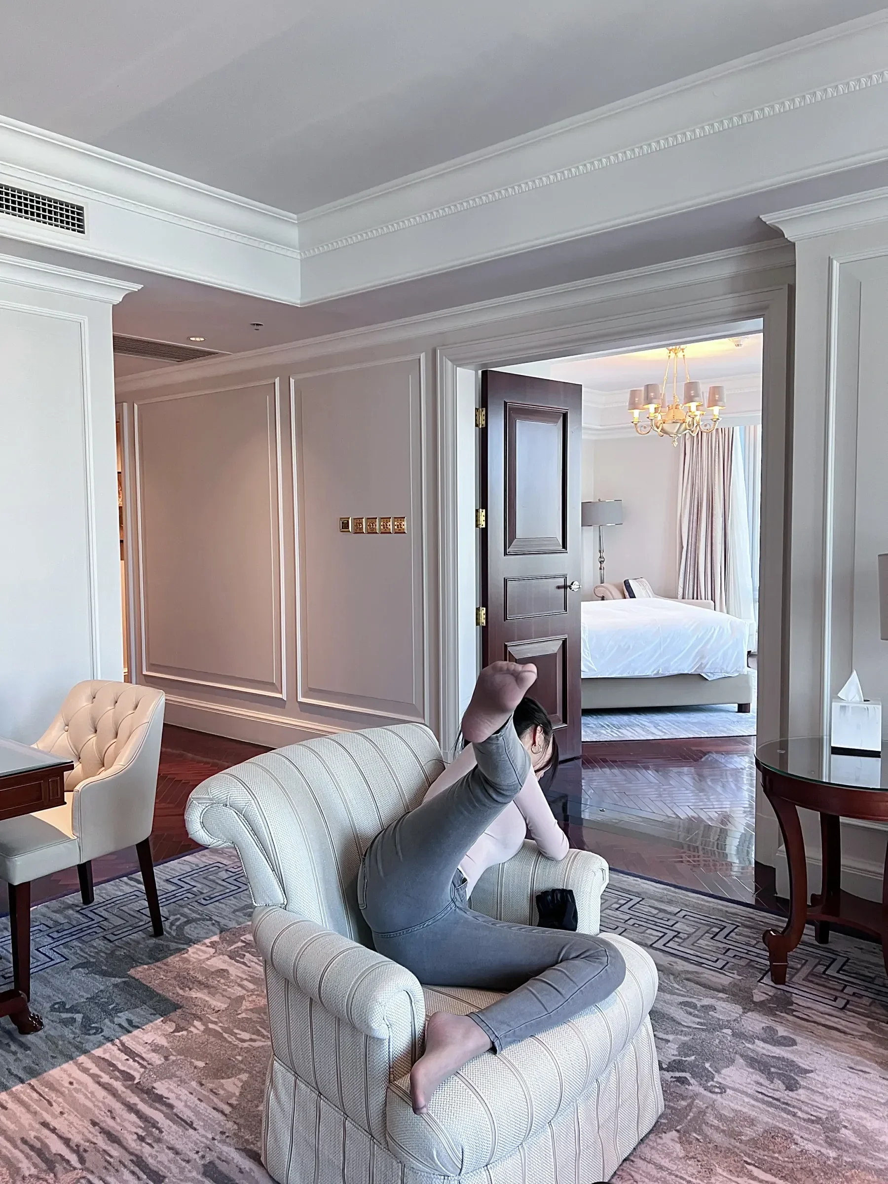 王馨瑶yanni – 微密圈写真灰色紧身牛仔裤 [22P]插图2